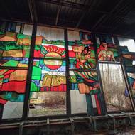 Dochované vitráže v bývalé kavárně Pripjať nedaleko řeky. Tehdy šlo o jedno z nejluxusnějších míst, kde si místní mohli dopřát něco na zub.