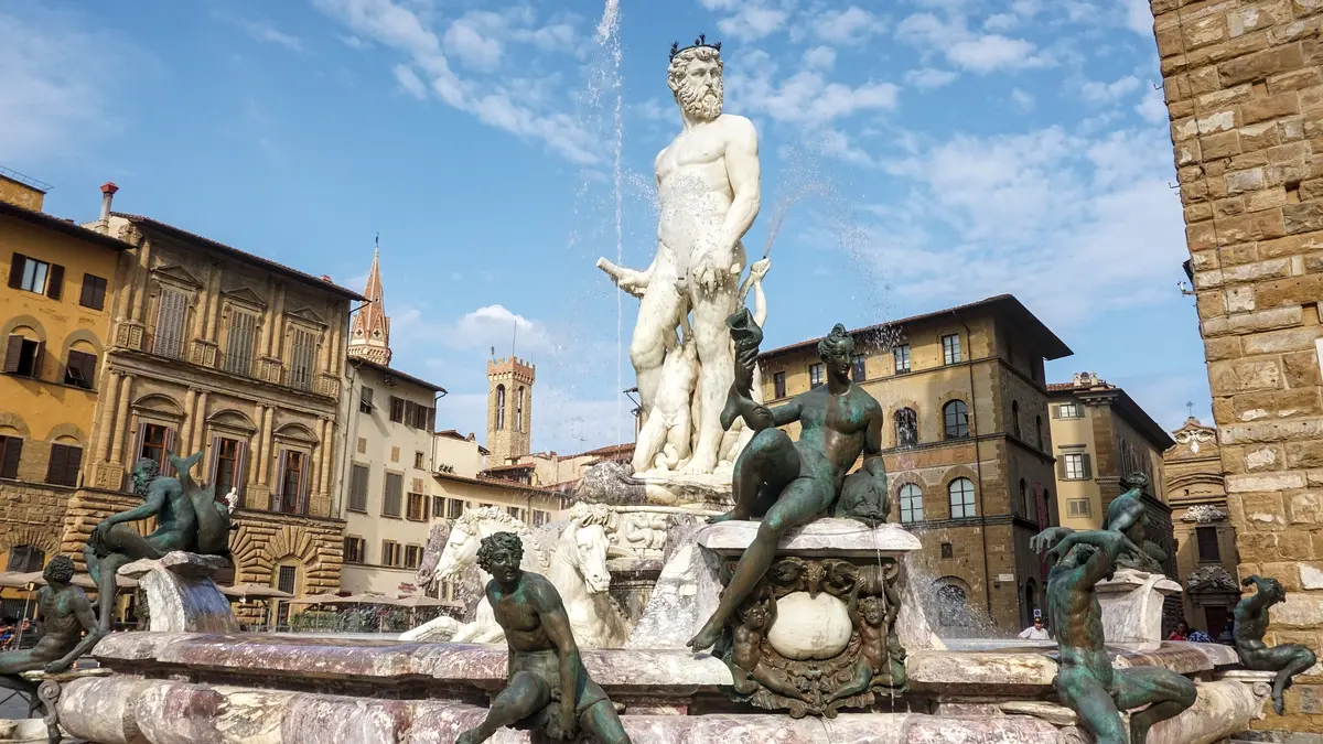 Turistka se v rámci výzvy sápala ve Florencii na Neptunovy genitálie, zaplatí pokutu přes 120 tisíc