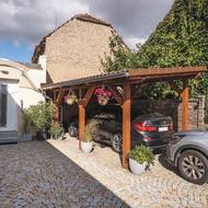 Po dokončení domu se manželé pustili do úprav kolem něj. Přístřešek na auto i velkou část zahrady si realizovali svépomocí.