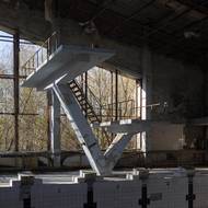 Plavecký bazén Lazurnyj. Dnes už chátrá, ale ke svému účelu sloužil ještě deset let po havárii. Zaměstnanci elektrárny ho využívali až do roku 1996.