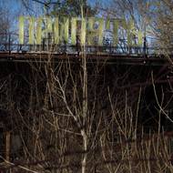 Opuštěná kavárna. I tu si postupně bere zpátky příroda.