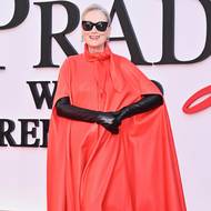 Meryl Streepová ohromila na červeném koberci ve výrazných 
plášťových šatech od Sarah Burtonové z kolekce Givenchy Fall/Winter 2026  doplněné dlouhými koženými rukavicemi.