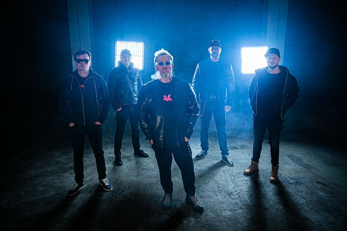 Eddie Stoilow se vrací ve staré sestavě k anglickým textům