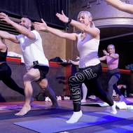 Vlevo pan Libor, jeden z mála mužských návštěvníků lekce pilates.