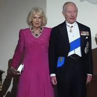 Tmavě růžové šaty v odstínu magenta pochází od designérky Fiony Clare, která královnu obléká často. 