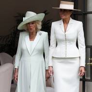 Camilla zvolila šaty a klobouk v jemně pistáciovém odstínu, zatímco Melania se oděla do bílé.