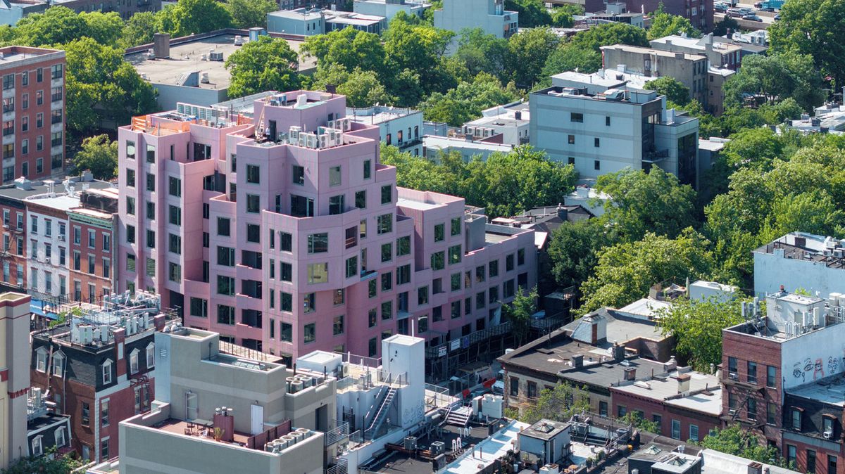 Paneláky jsou pořád v kursu. Dokazuje to i tento zbrusu nový růžový fešák v New Yorku