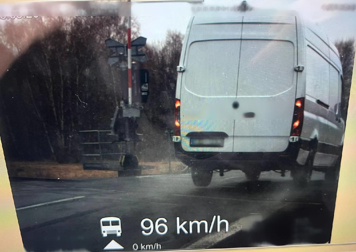 Bezohlední řidiči v Moravskoslezském kraji: přes přejezd stovkou, v obci 122 km/h