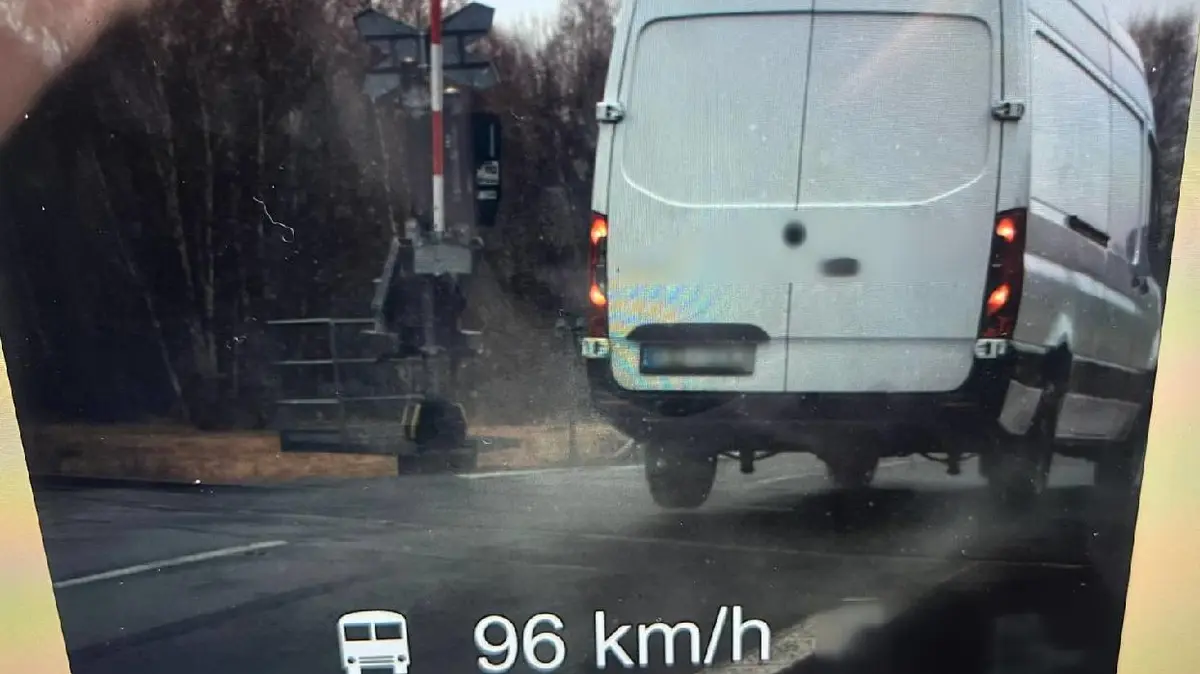 Bezohlední řidiči v Moravskoslezském kraji: přes přejezd stovkou, v obci 122 km/h