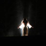 Více než hodinové představení končí působivou scénou Ježíšova zmrtvýchvstání.