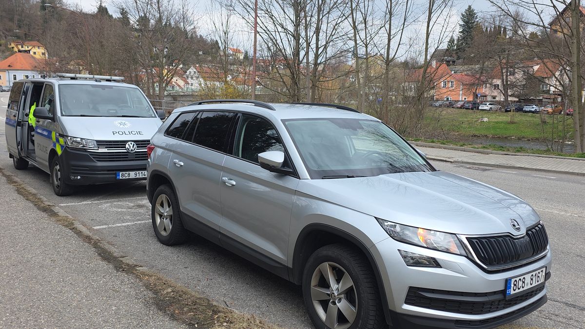 Zfetovaný muž napadl v Českém Krumlově několik lidí a skákal po autech