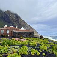 Lázeňský hotel se nachází na pobřeží v oblasti El Golfo.
