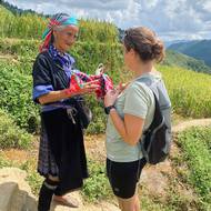 Hmongská babička na rýžových políčkách