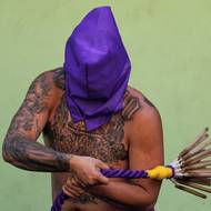 Časté je, že se kajícníci sami bičují. 