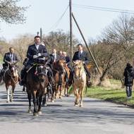 Rodiny s dětmi sledují velikonoční tradiční jízdu.
