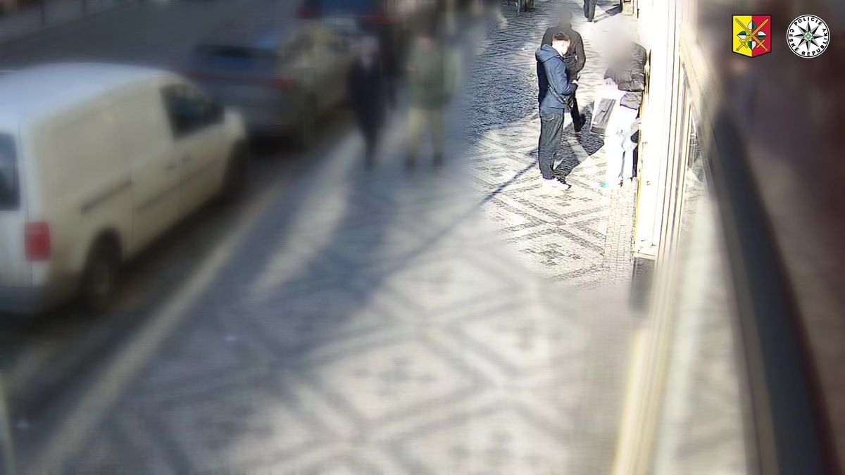 Žena v centru Prahy vytáhla z igelitky půl milionu korun a dala je mladíkovi. Poté zjistila, že šlo o podvod