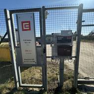 Solární elektrárny okolo Ralska, konkrétně uzavřená a střežená brána do prostoru elektrárny RA1 - Jih, jižně od Kuřívod.