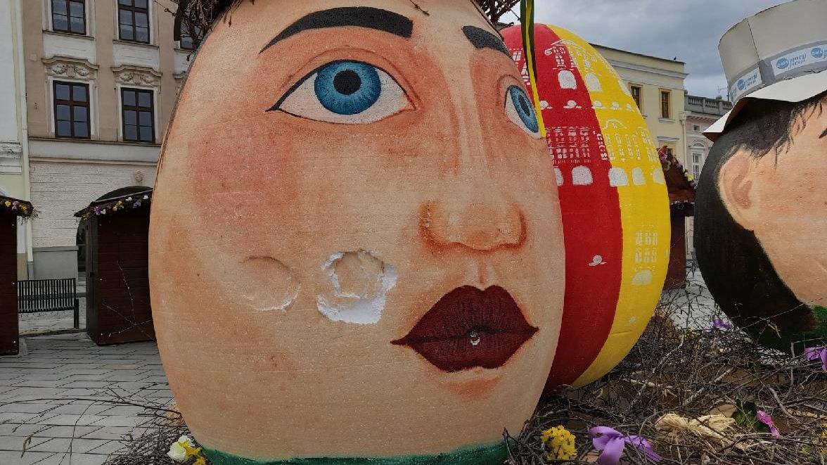 Pozdvižení v Novém Jičíně. Vandal poničil obří kraslici