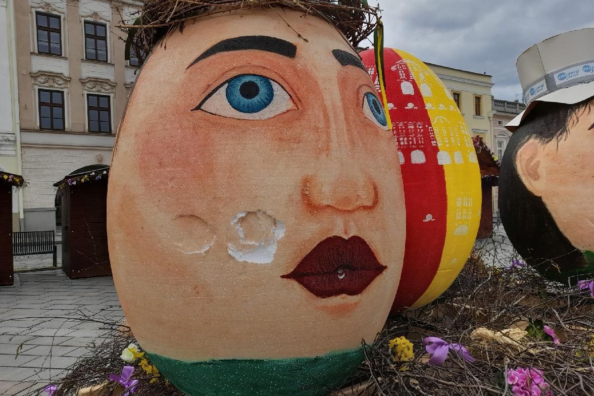 Pozdvižení v Novém Jičíně. Vandal poničil obří kraslici