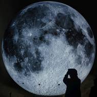 Je libo selfie u pětimetrového Měsíce? Doputoval sem z plzeňského Depa