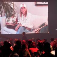 Lenka Filipová posílá zdravici.