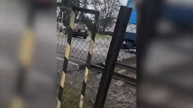 Hazard na přejezdu v Poděbradech: Šofér auta na poslední chvíli uhnul rychlíku