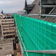 Obří lešení je kotvami uchycené ke stěně katedrály 