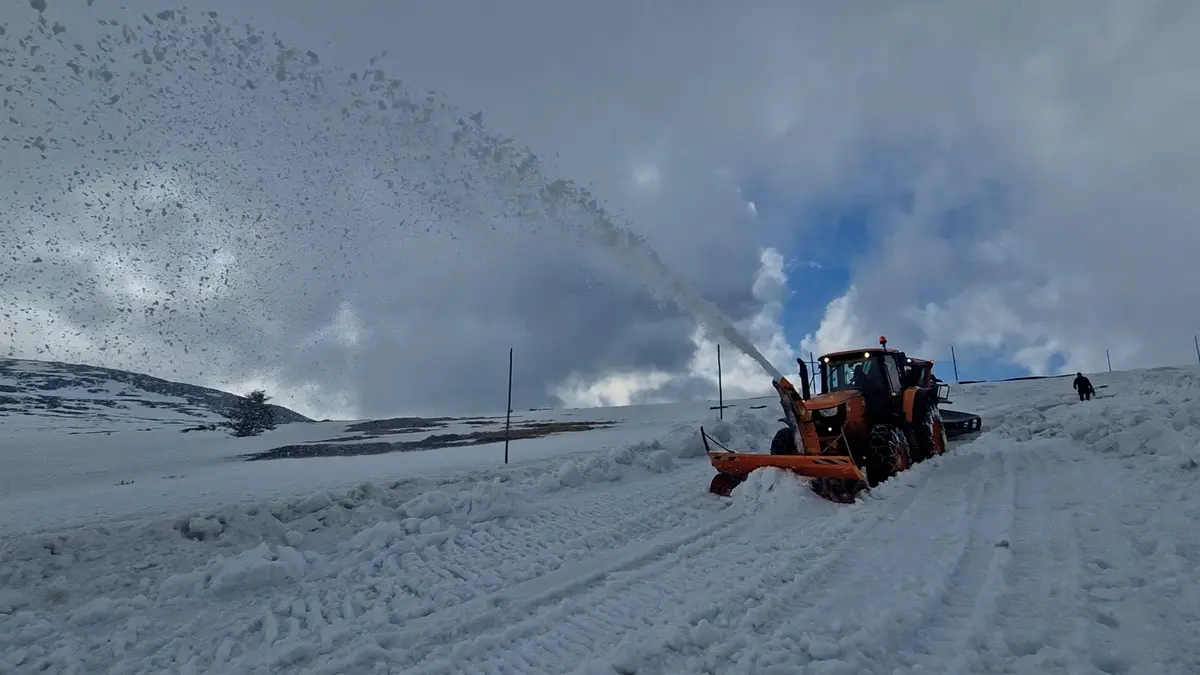 Sněžná fréza osvobodila Luční boudu, sněhu je ale méně než bylo loni