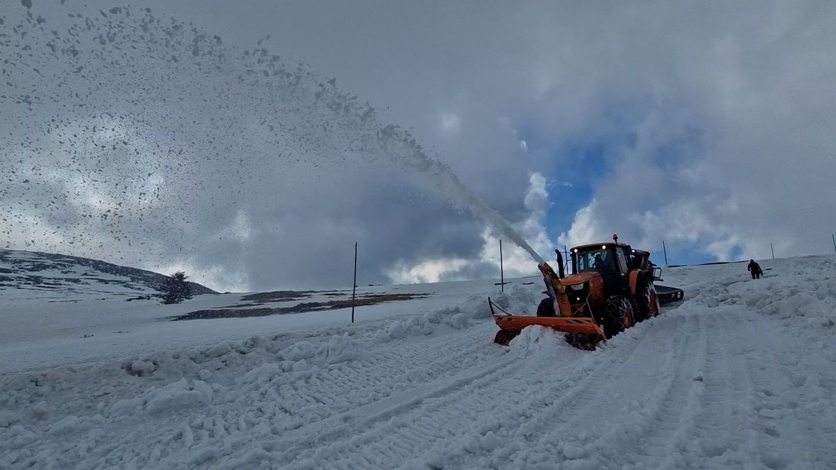 Sněžná fréza osvobodila Luční boudu, sněhu je ale méně než bylo loni