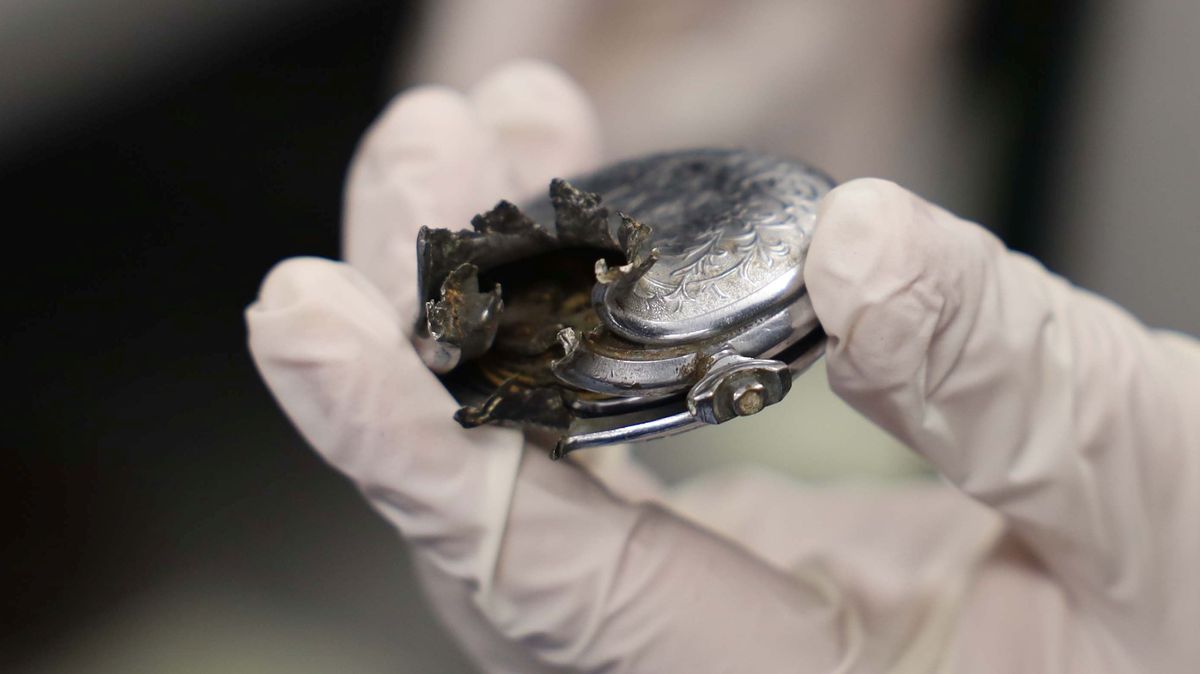 Komu patřily ty prostřelené hodinky? Čeští archeologové zkoumají věci obětí srebrenického masakru