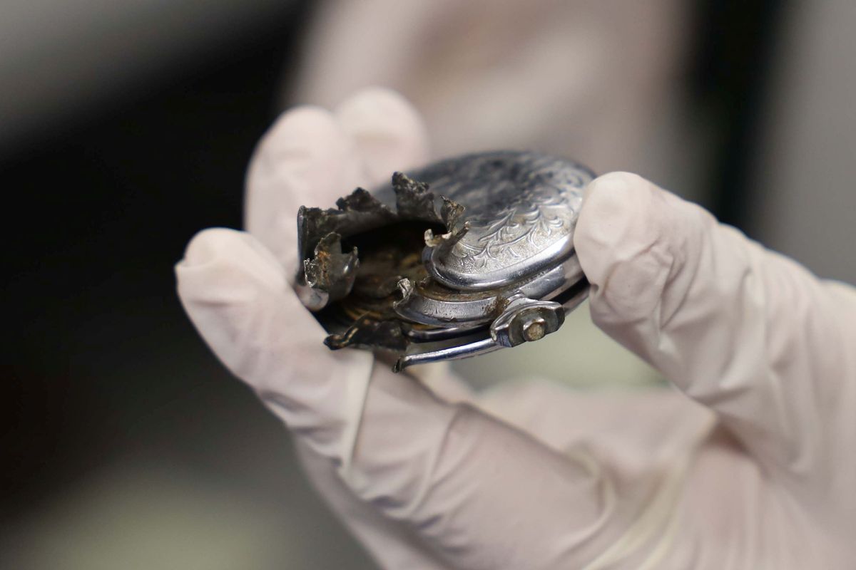 Komu patřily ty prostřelené hodinky? Čeští archeologové zkoumají věci obětí srebrenického masakru