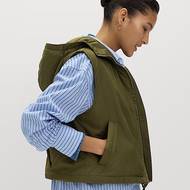 Zkrácená vesta s kapucí, Marks & Spencer, 1299 Kč