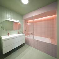 V koupelně  se potkává funkční zelená s intimní růžouvou.