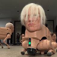 Robotický pes s hlavou Andyho Warhola