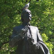 Na fontánu shlíží Bedřich Smetana. A holub.