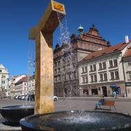 Pozlacené chrliče na plzeňském náměstí Republiky evokují symboly z plzeňského znaku. Tohle je Anděl.