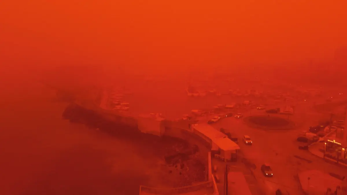 Prach ze Sahary zbarvil Krétu do ruda až oranžova