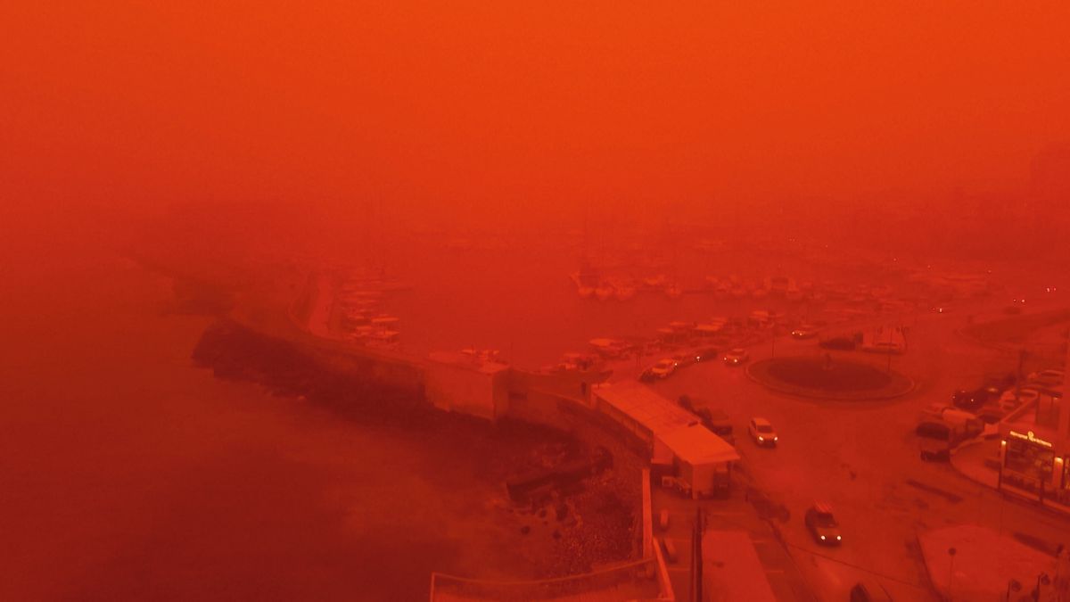 Prach ze Sahary zbarvil Krétu do ruda až oranžova