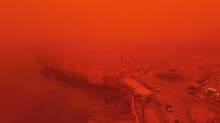 Prach ze Sahary zbarvil Krétu do ruda až oranžova