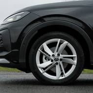 Podběhy mohou vyplňovat kola o velikosti 16 až 18 palců. Testovaný vůz dostal příplatkové osmnáctky. 