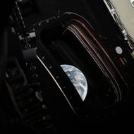 Pohled na Zemi z okna kosmické lodi Orion pořízený astronautem mise Artemis II Reidem Wisemanem