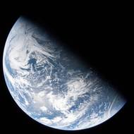 Na tomto snímku vidíme hranici mezi nocí a dnem, známou jako terminátor, protínající Zemi