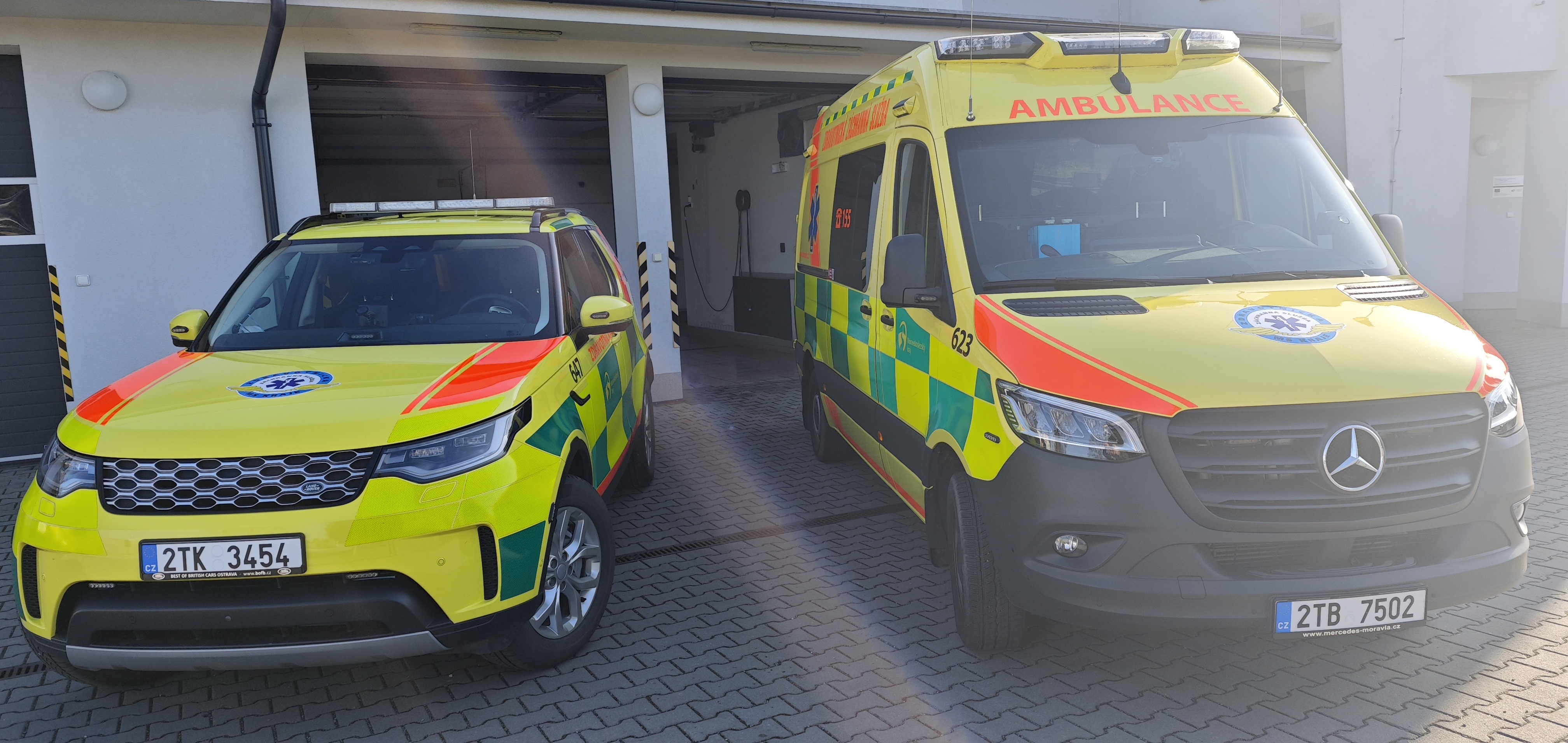 Người đi bộ ở Rýmařov nhảy ra trước ô tô, phải chờ trực thăng đến cứu