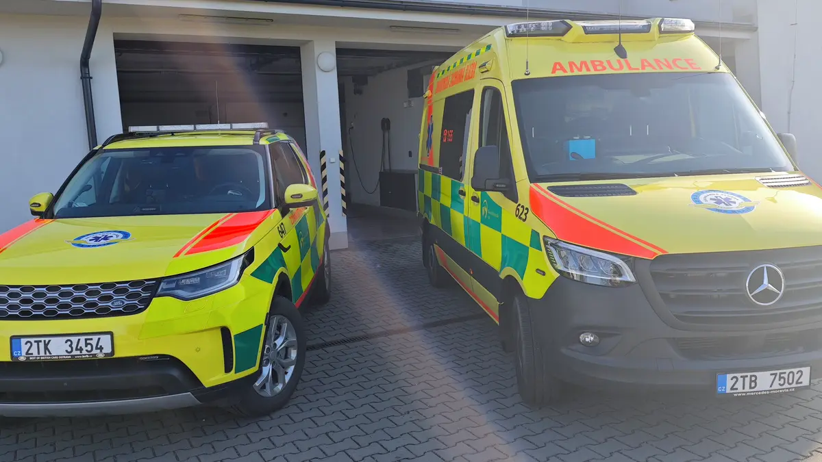 V Rýmařově skočil chodec pod auto, letěl pro něj vrtulník