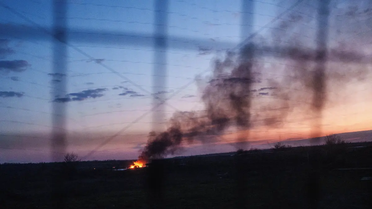 Hořící přístav Izmajil a zničená doprava v Chersonu. Rusko útočilo na Ukrajinu