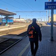 Mezi vlakovým nádražím a autobusovým terminálem vyroste nové parkoviště a dvě cyklověže.