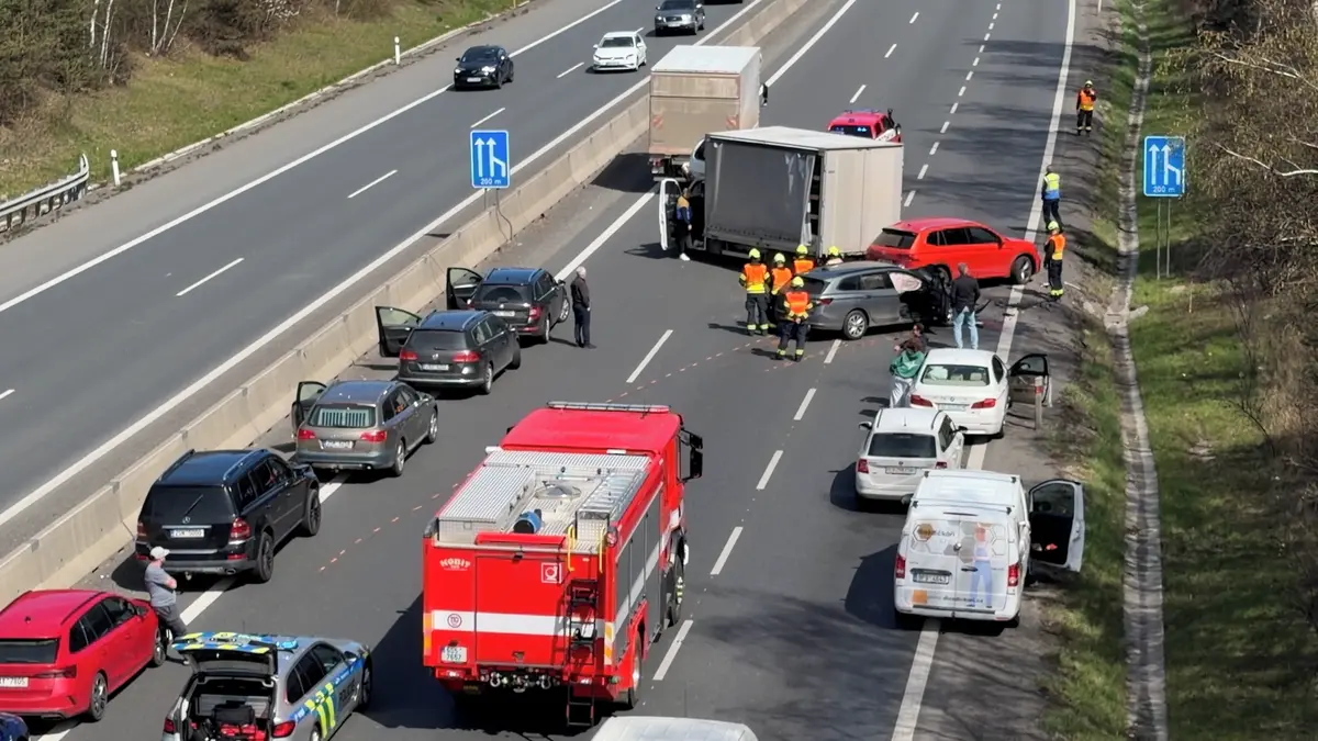 Hromadná nehoda blokovala provoz na dálnici D5 u Prahy
