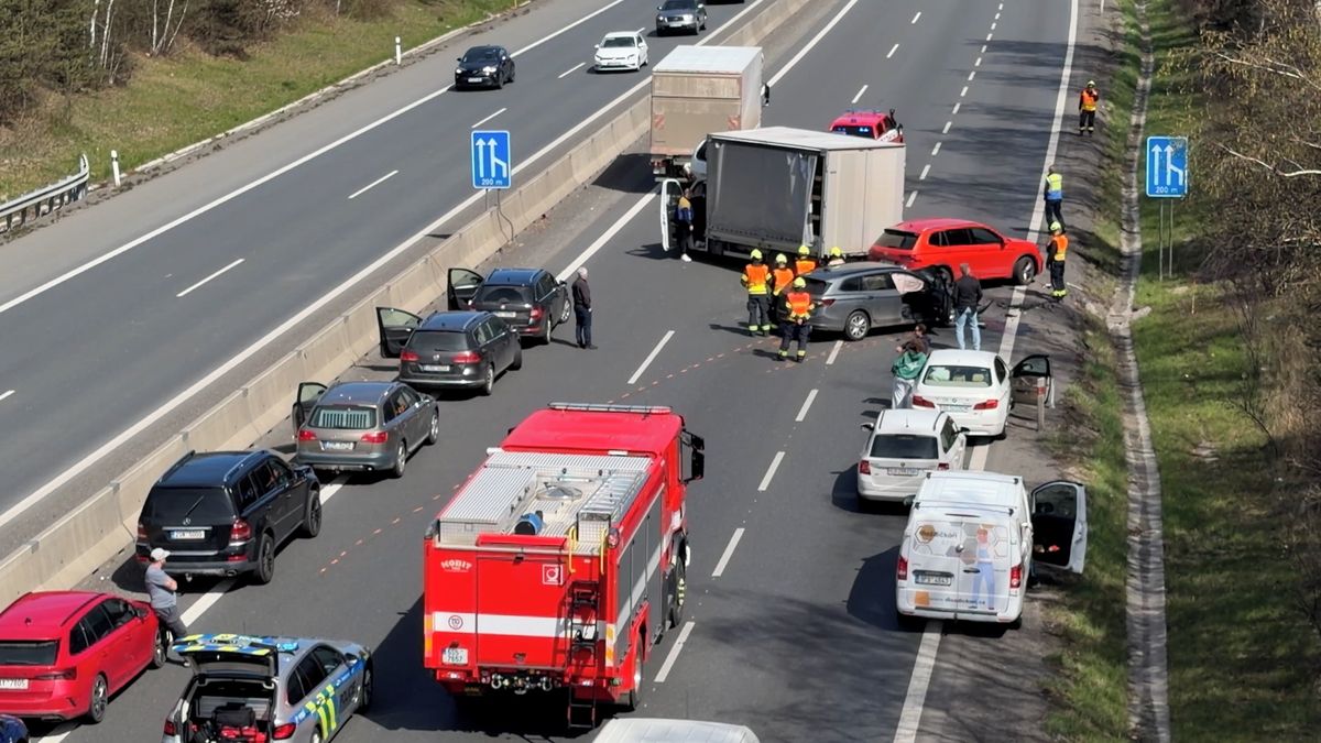 Hromadná nehoda blokovala provoz na dálnici D5 u Prahy