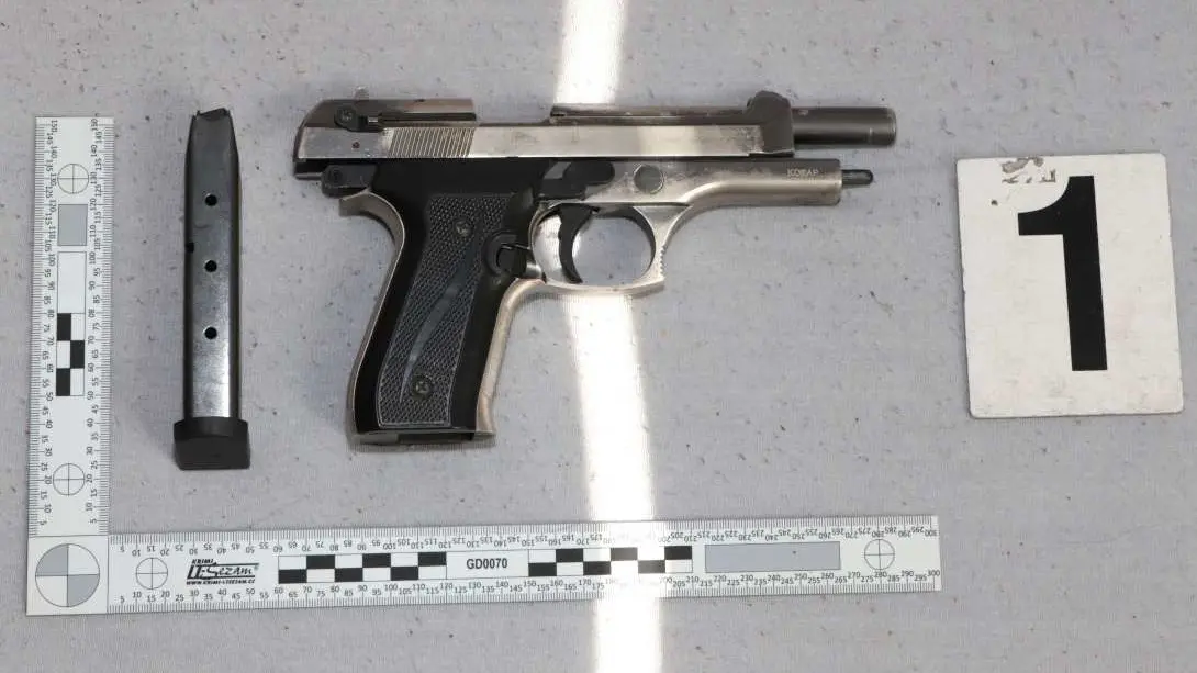 Chtěl jít do vězení. Muž v Litovli vyrazil s pistolí na benzinku a odnesl si láhev rumu