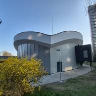 Boční pohled na střechu Kina Kosmos v Třinci  